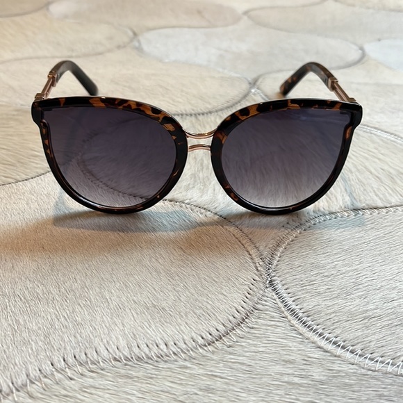 Tortoiseshell brown and gold sunglasses - Picture 2 of 4